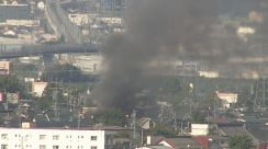 「建物の1階から火が出ている」長野市北部の住宅街で火災…消防車12台による消火活動続く