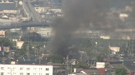 「建物の1階から火が出ている」長野市北部の住宅街で火災…消防車12台による消火活動続く