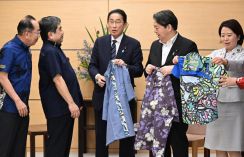 首相「全閣僚で着て応援する」　沖縄副知事ら、かりゆしウエア贈呈