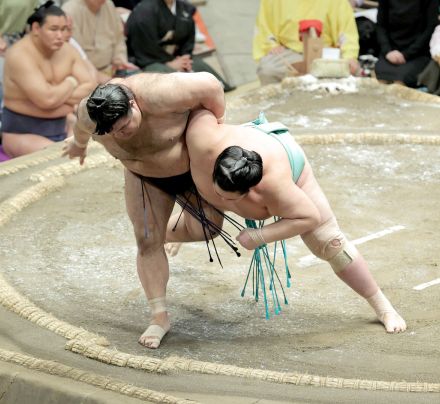 琴桜が３敗に後退、高安に苦杯　大の里、湘南乃海、宝富士の３人が２敗で首位　３敗は７人に　大相撲夏場所１０日目