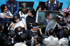 台湾議会、改革巡り紛糾　野党案への抗議で数百人がデモ