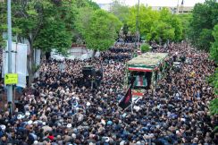 イラン大統領の葬儀始まる タブリーズで葬列