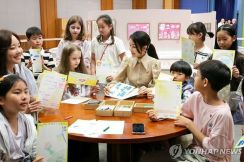 活動再開した尹大統領夫人　ウクライナ児童画展を訪問