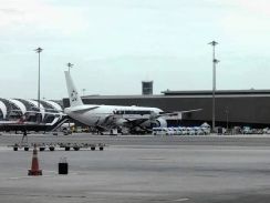 ロンドン発のシンガポール航空が緊急着陸　1人死亡、乱気流の影響か