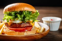 「神奈川県で人気のハンバーガー店」ランキング！　2位はハンバーガーをはじめバーべキューも食べられる「Midtown BBQ Yokohama」、1位は？【2024年5月版】