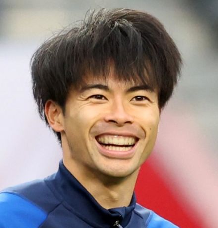 サッカー日本代表・三笘薫が愛妻〝初公開〟誕生日2ショットに祝福の声「素敵な奥様」「笑顔に幸せをもらっています」