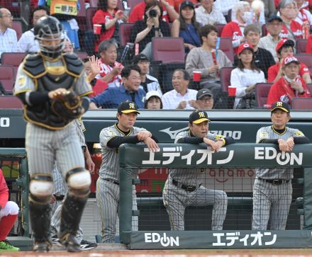 阪神・岡田監督あきれ返った　村上に苦言「おんなじことやん」　初回秋山に二回末包に先頭初球とらえられ「入り方やな」