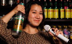 「一橋大卒でスナック経営」26歳の若きママが挑む地域活性「クラフトビールは遠方の方にも人気です」