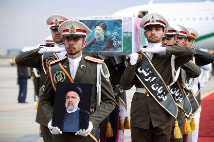 イラン大統領の棺、テヘランに到着　あす埋葬