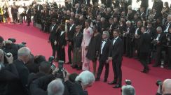 パリ五輪聖火がカンヌ国際映画祭のレッドカーペットに　セレブや映画関係者が見守るなか