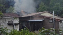 「天井まで火が…」岐阜・土岐市で民家火災、住人の男性搬送