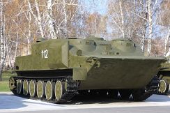 ロシア軍の車両不足がますます深刻化　70年前の軽装甲車両で無謀な突撃