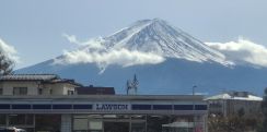 「富士山×ローソン」問題　全長20mの黒幕で“無期限封鎖”が示す、オーバーツーリズムの深刻度
