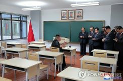 祖父・父と並ぶ金正恩氏の肖像画　初確認＝偶像化を加速か