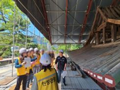 「ソウル文廟・成均館」屋根補修工事現場、市民にサプライズ公開