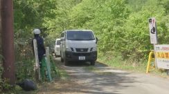 警察官がクマに襲われた山林で見つかった遺体を現場から鹿角署に搬送　秋田・鹿角市