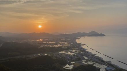 見られるのはこの時期だけ…「夕日が映る水田風景」を展望台から楽しむ　香川・東かがわ市