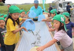 「おいしく育ちます」　京都府宇治市で稚アユ放流　子どもたちも体験