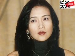 「天使の休息」工藤静香、足首の“蛇タトゥー”チラリ ひろびろ自宅庭でのあぐら座り姿に反響