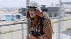 消防隊員の“暑さに慣れる訓練”を記者も体験してみたら…  重さ20キロの装備で3階建て相当の階段を5往復