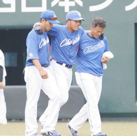 【中日】鵜飼航丞が負傷交代　三塁ゴロで全力疾走、一塁手と交錯…コーチに抱えられベンチに退く