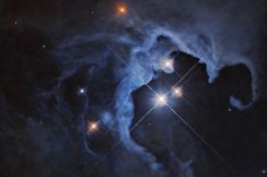 幻想的な輝きを放つ「宇宙の晶洞石」おうし座の三重星　ハッブル最新画像