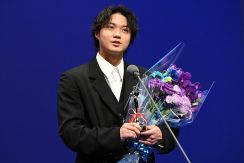 【イベントレポート】「月」磯村勇斗が批評家大賞の助演男優賞に、「映画作りはやめられない」