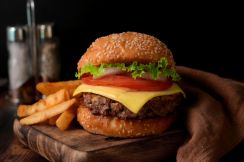 マクドナルドやモスバーガーで「水」を頼むのはマナー違反？ ドリンクと比べ、どれだけの節約になるの？