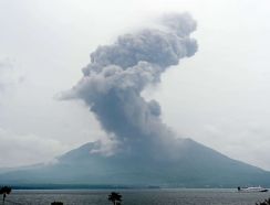 桜島が爆発、噴煙の高さ3000ｍに達する　大きな噴石が6合目まで飛ぶ