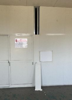 福岡・JR赤間駅で重さ1.4キロのボード落下　空き店舗を仮囲い