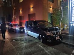 ＜速報＞【ひき逃げ事件か】歓楽街ススキノ近くの路上で歩行者 乗用車にはねられる→車に衝突か 付近でほか2件事故…運転手も搬送 北海道札幌市