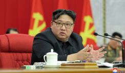 金正恩氏の肖像画、先代指導者と並べて掲示　同列化を誇示か