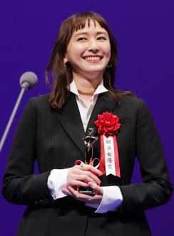 新垣結衣、特殊な性癖を隠した女性の役作り「想像するのみ…難しかった」人生初の助演女優賞