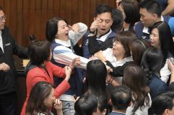 「内憂外患」緊張下の幕開け　議場で乱闘、中国は敵対　台湾・頼総統就任〔深層探訪〕