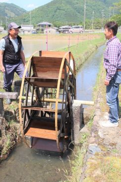 京都府南丹市の用水路に水車が登場　ぎしぎしと回る「村の宝」、里山に彩り