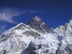１０日ぶりに再びエベレストに登ったネパールのシェルパ、３０回目の登頂「新記録」