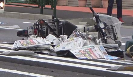 新聞配達中のバイクに乗用車が衝突　男性がけが　東京・新宿区