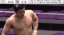 筋肉ムキムキ力士が笑った…土俵下で“うっかり”ハプニング 微笑ましい一コマに「笑顔が素敵」「ニコニコで草」