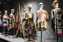 ビンテージスカーフが変身、世界に1枚だけのシャツ　循環型ファッション提案　大丸神戸店で展示