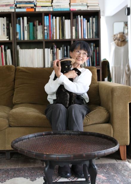 作詞家・麻生圭子「進行性の難聴で音楽を失い、文筆家に。愛猫の声を聴くため、人工内耳を決心。今は愛犬との散歩も楽しんで」