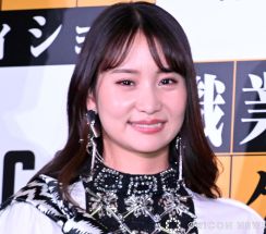 永尾まりや、面積少なめ“変形紐水着”を着こなす