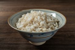 いつも外食先で白米ではなく「麦ごはん」を選ぶ妻。白米より価格が高いですが、本当に「健康によい」のでしょうか？