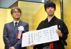 藤井聡太八冠が王将就位式　「中盤戦の難しい将棋続き、得るもの多いシリーズだった」