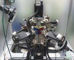 世界最速　三菱電機、パズルキューブを0.305秒で解くロボットでギネス認定