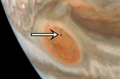 木星の大赤斑を横切る太陽系で「最も赤い」天体、NASA探査機が撮影