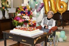 国内最高齢の女性、糸岡富子さんが116歳に　芦屋市長から花束