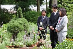 秋篠宮さまが水戸市植物園を視察　自らスマホで撮影も