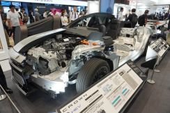 トヨタは『クラウンセダン』のHEVとFCEVのカットモデルを展示…人とくるまのテクノロジー展2024