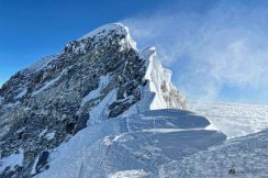 エベレスト登頂、女性の最速記録更新 ネパール人登山家