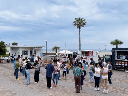 海辺の開放感と軽快な音楽に笑み　千葉・御宿町でビーチサルサパーティー　ペルーやアルゼンチン料理も